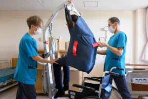 リフトを使用し抱えない介護の実証